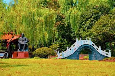 春在揚(yáng)大美成詩(shī) 園林實(shí)業(yè)的詩(shī)意校園漫步